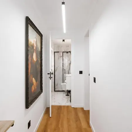 Apartment Walk To Marina & - Renovated - Parking *