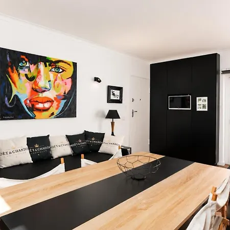 Walk To Marina & - Renovated - Parking Apartment