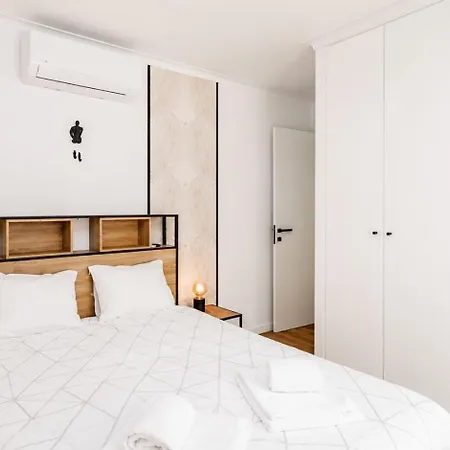 Apartment Walk To Marina & - Renovated - Parking *